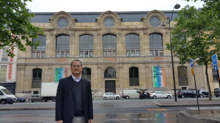 dr-choi-in-front-of-cultural-center-in-paris
