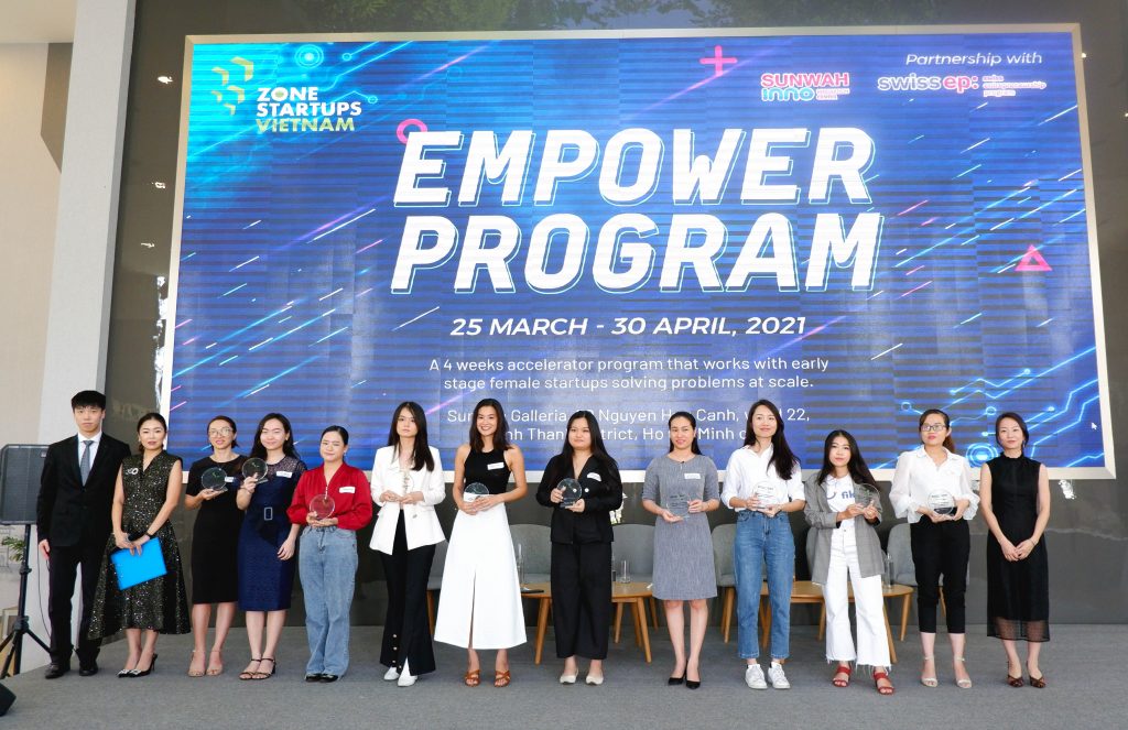 female-entrepreneurs-joining-the-empower-program-receive-the-trophy