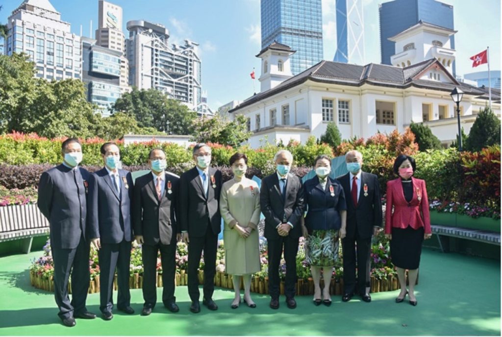 Some honored people took photos with Carrie Lam Cheng Yuet-ngor
