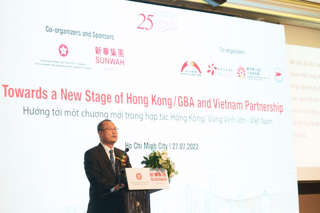 Dr Jonathan Choi, Chairman of Sunwah Group, Chairman of HKVCC and the Guangdong - Hong Kong - Macao Bay Area Entrepreneurs Union delivered a keynote