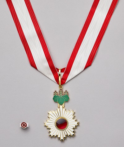 800px-The_Order_of_the_Rising_Sun,_Gold_Rays_with_Neck_Ribbon (resize)